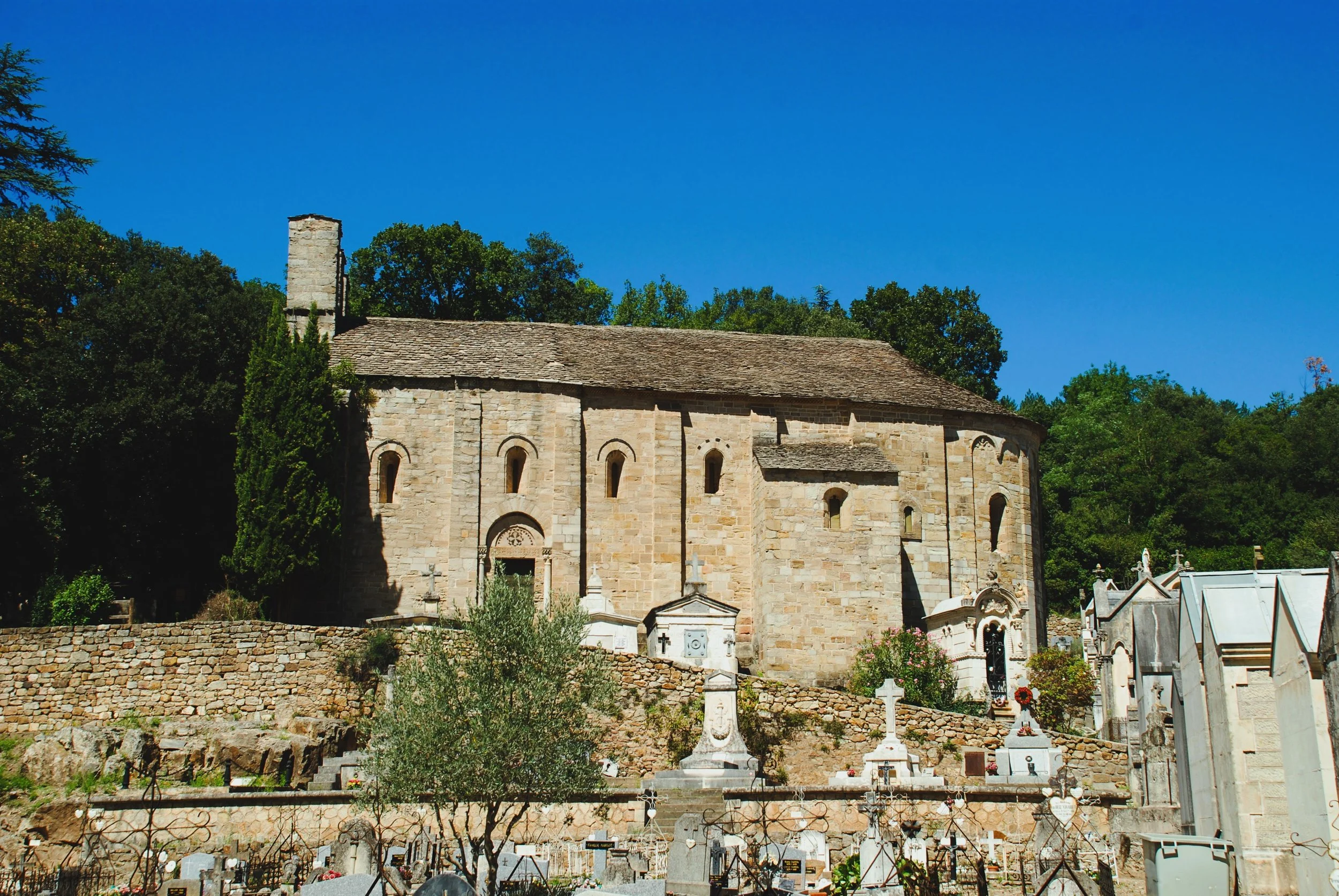 Eglise_Saint-Pierre-de-Rhèdes_de_Lamalou-les-Bains_-_02.jpg