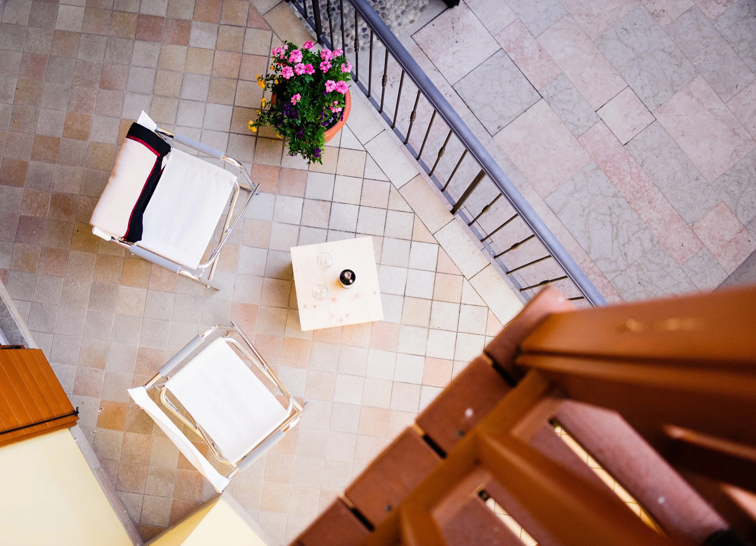 Terrazzo con sedie e tavolino per rilassarsi e mangiare all'aperto