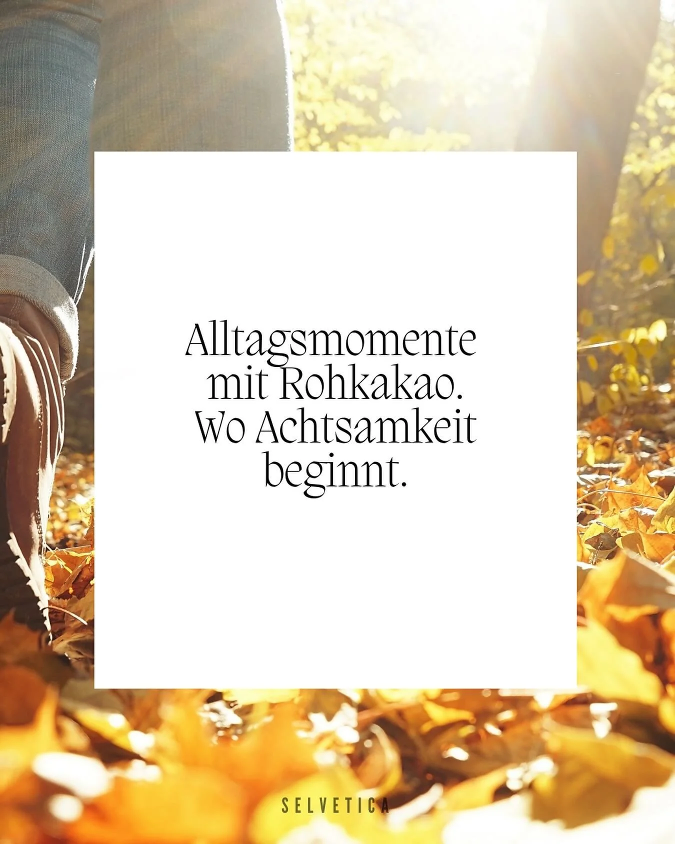 Es gibt diese kleinen Augenblicke im Alltag, die sich noch w&auml;rmer und verbundener anf&uuml;hlen, wenn eine Tasse Rohkakao dabei ist.

Nach einem Spaziergang, wenn die frische Luft noch auf der Haut liegt, wirkt seine W&auml;rme wie eine sanfte R