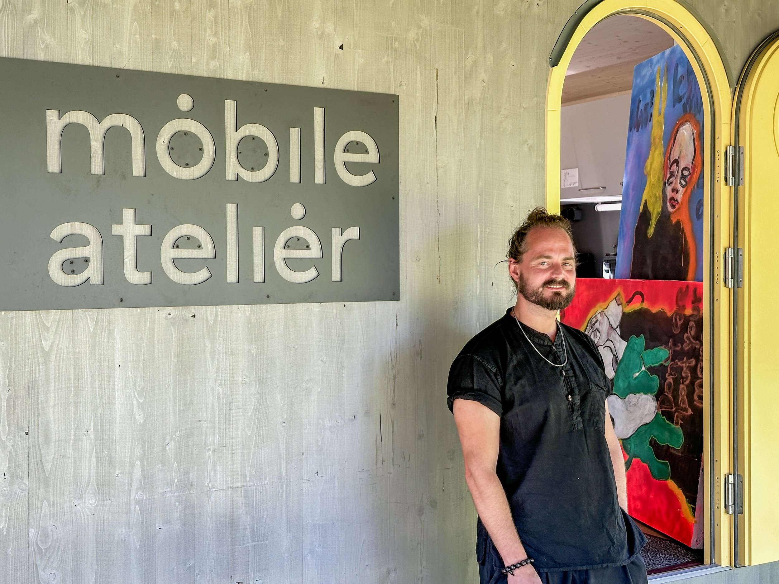 Severin Pfaud vor dem Mobilen Atelier