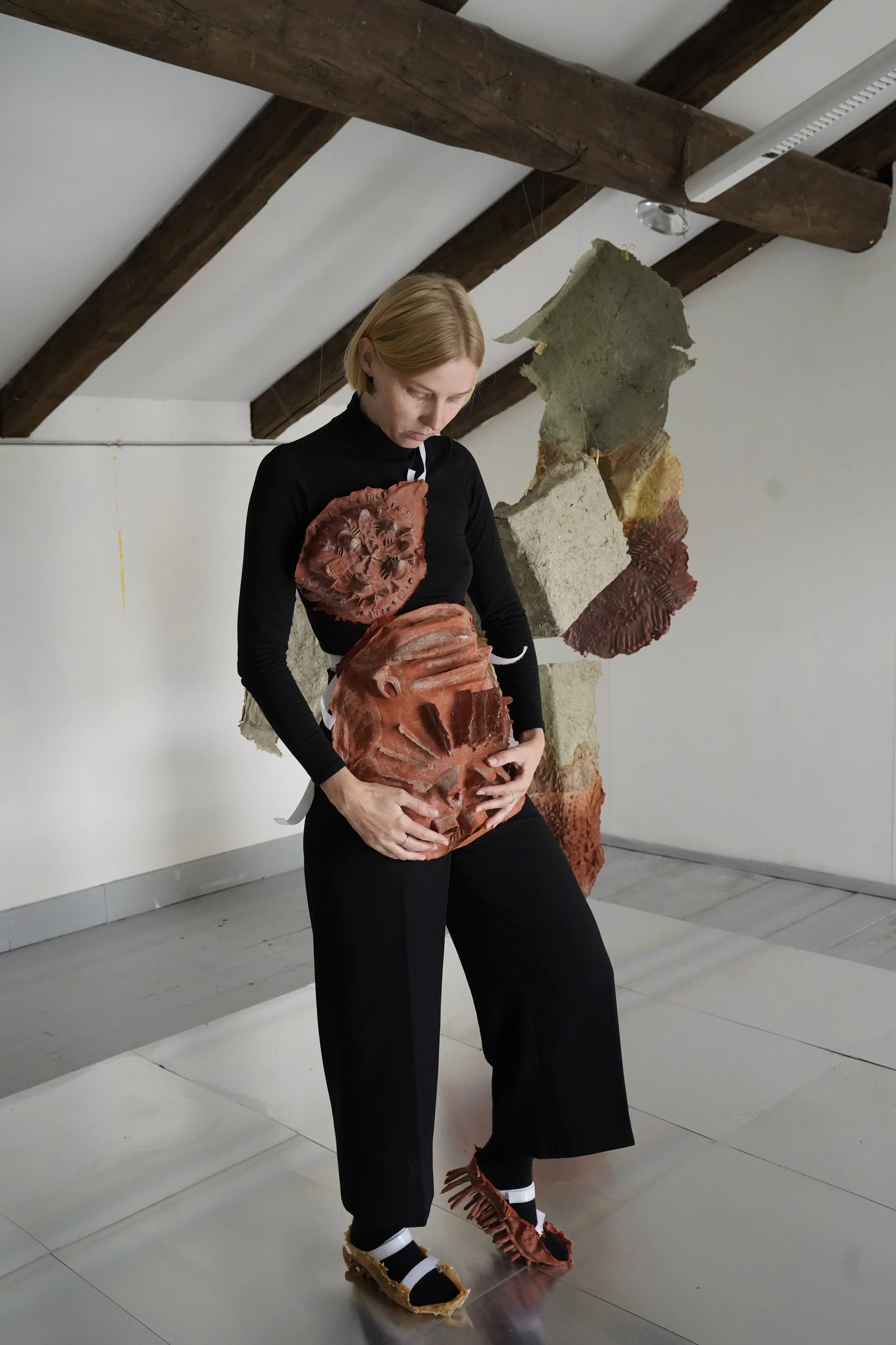 Tanja Hamester, Gesture Objects, latex, timber pigment, grass-paper sheets, wooden and aluminum displays, 2023. Foto: Patricia Rodas