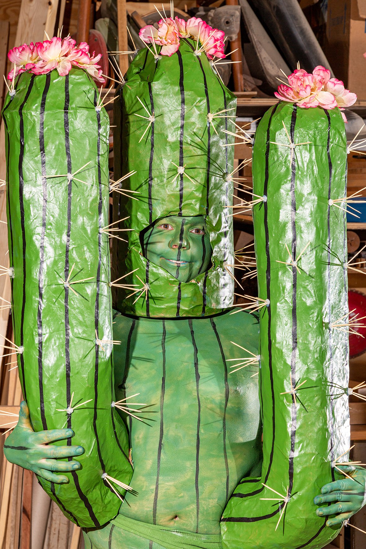 Claudia Holzinger, I want to be a cactus, ok with my natural form, fotografiert mit Hilfe von Kelly Agius, Hamtramck, USA, 2023