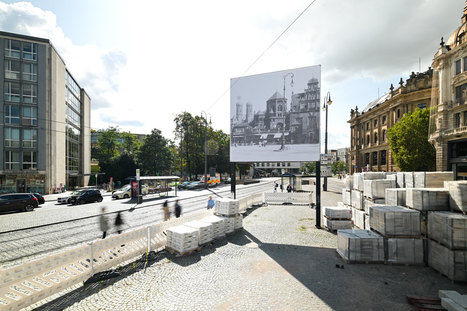 Alexander Steig: Leere, 2-teilige Fotoarbeit, Kunstinsel am Lenbachplatz, Public Art München, 2023. Foto: Tobias Hase.