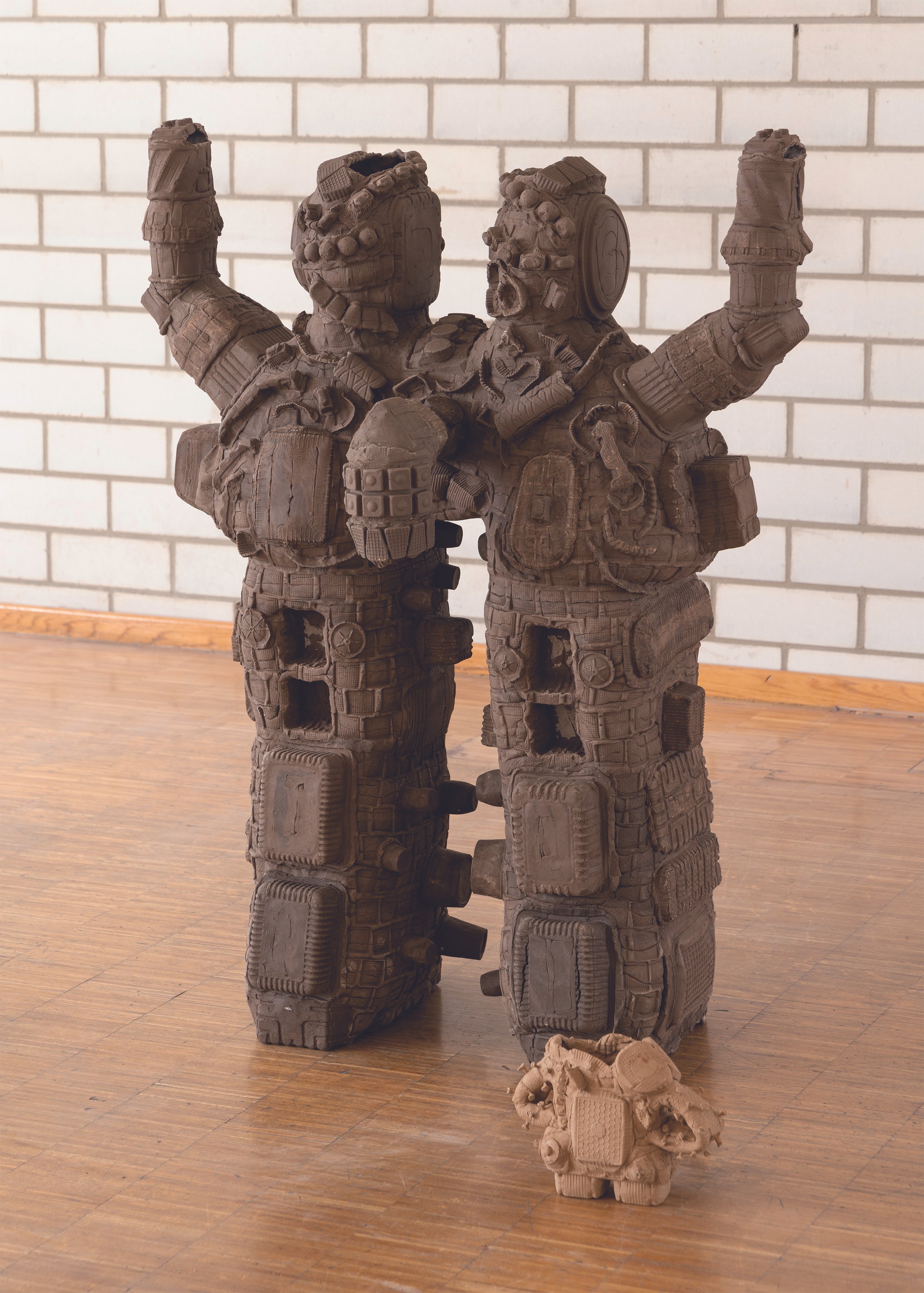 Long legs doki (Bigger piece) und Little two tube arms doki (smaller piece), Ayaka Terajima, Foto: Thomas Splett, Ausstellungsansicht Various Others special in 2024.
