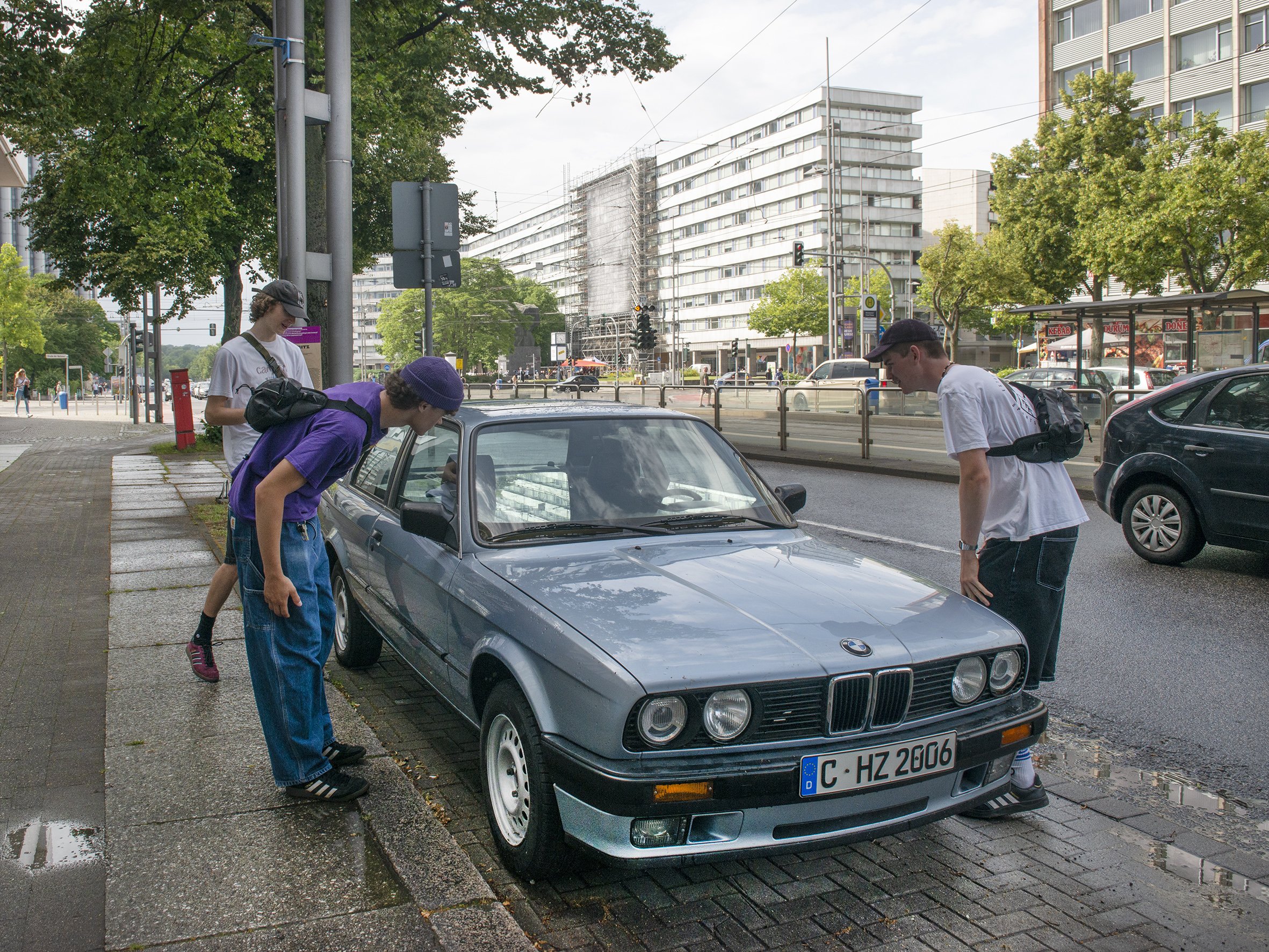 Blind Date, BMW 320i, wasserdicht präpariert, 1600 l Wasser; Ausstellung NEW ECOLOGIES, Gegenwarten II, Brückenstraße Chemnitz, 2024