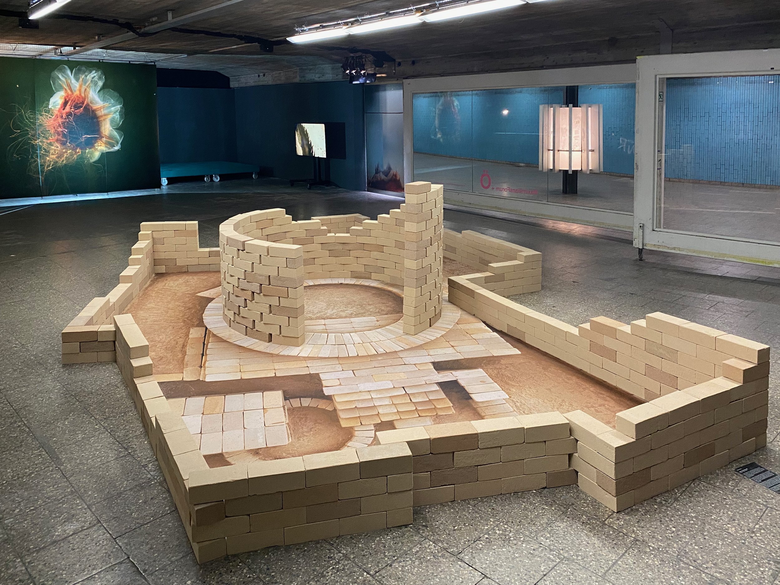 LAYERS OF KNOWLEDGE. Fotodruck, Sand, Binder, Rauminstallation im Maximiliansforum München, Ausstellung "Tales of Sand and Water", 2023