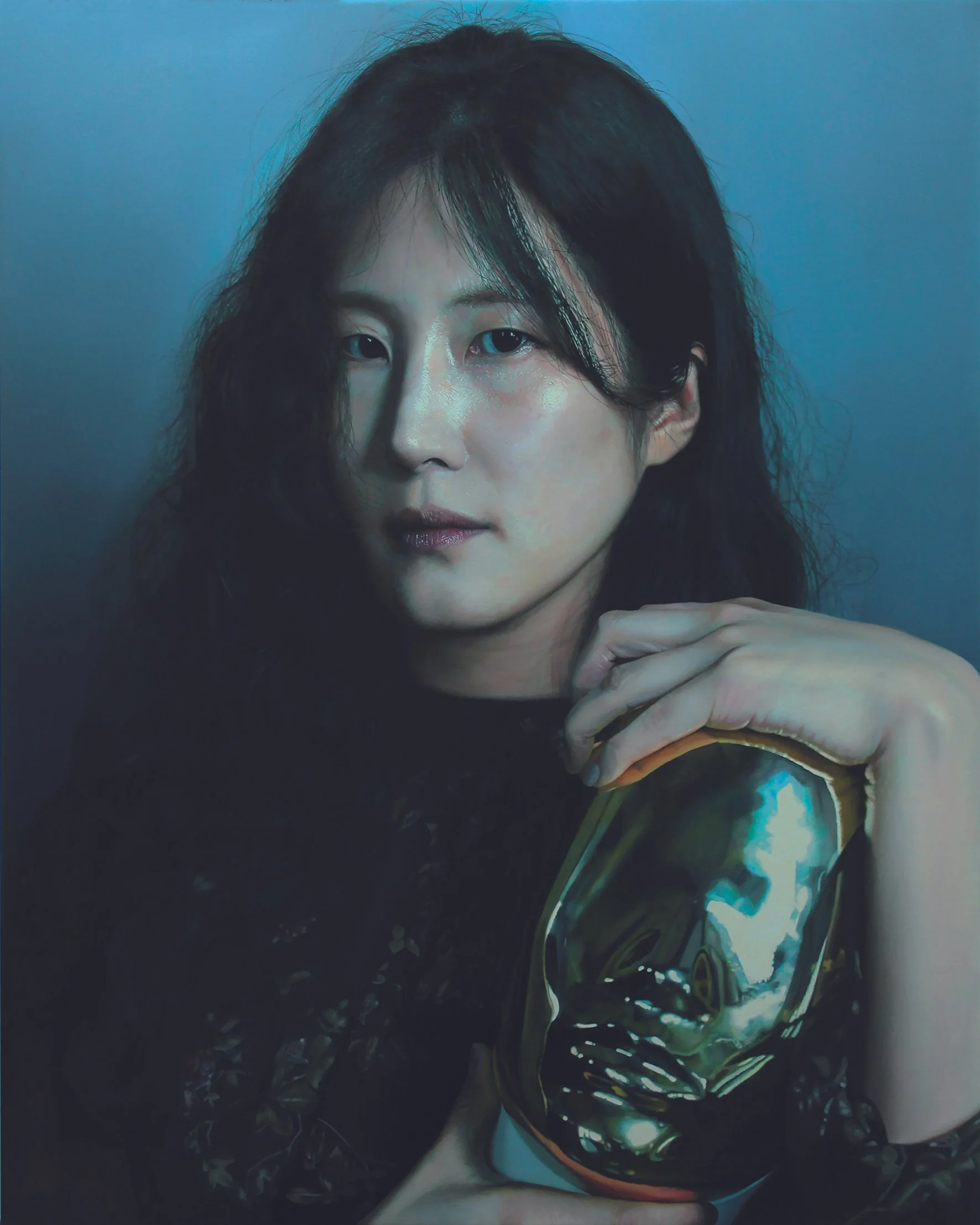Jieun, 100 x 80 cm, Öl auf Leinwand, 2025. Foto: Sunghyun Park (Portrait einer jungen Frau, die eine goldene Maske ohne Augen in den Händen hält)