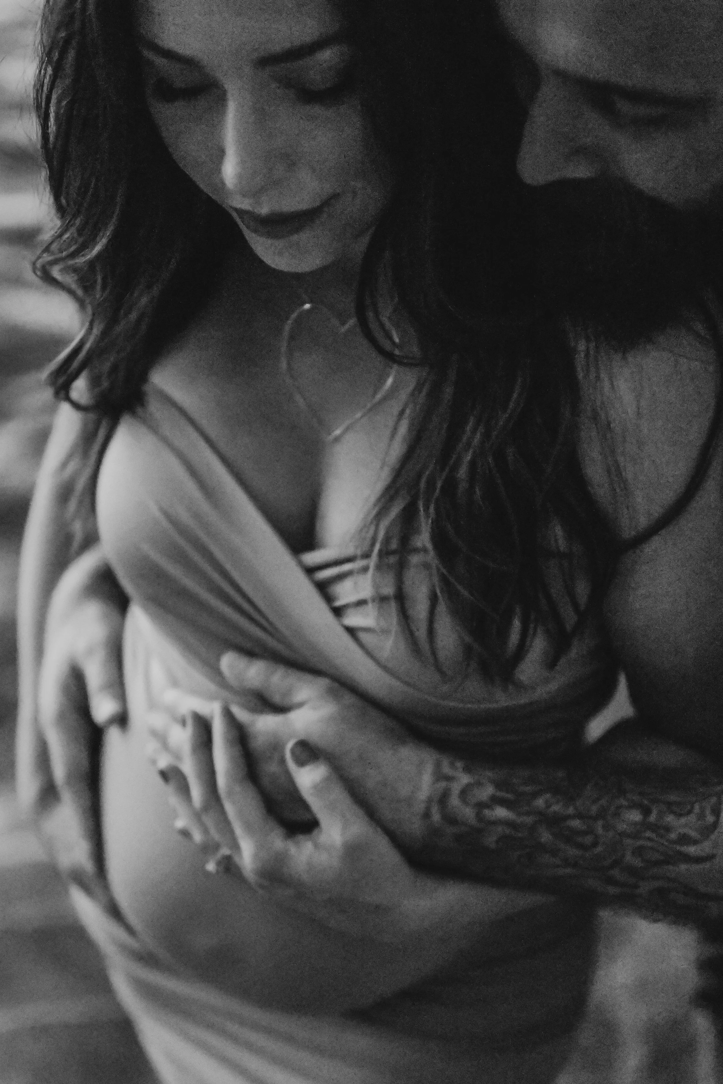 expecting+father+looking+over+pregnant+mothers+shoulder.jpg