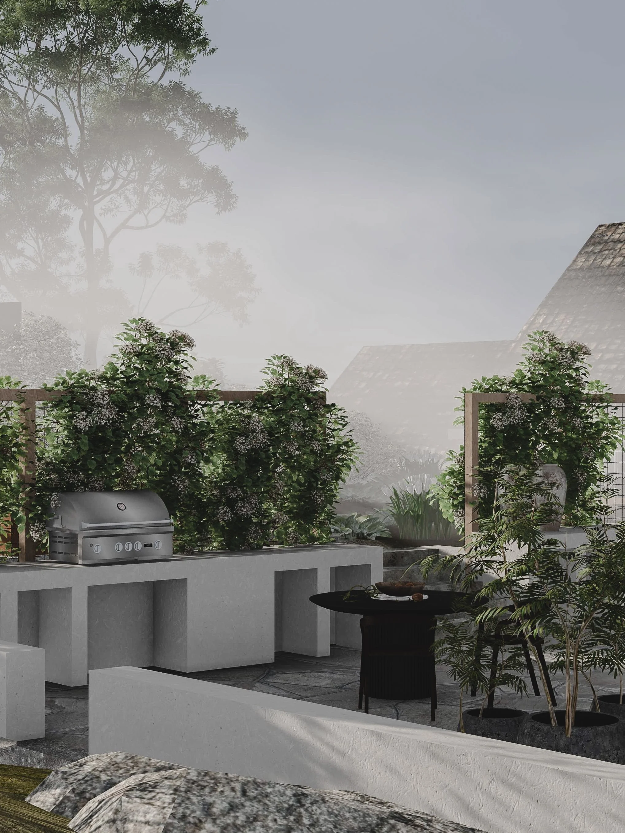 Utsikt over en uteplass med grill og planter, omgitt av en mur og med et hedarbeidshus i bakgrunnen, omgitt av trær og tåke.