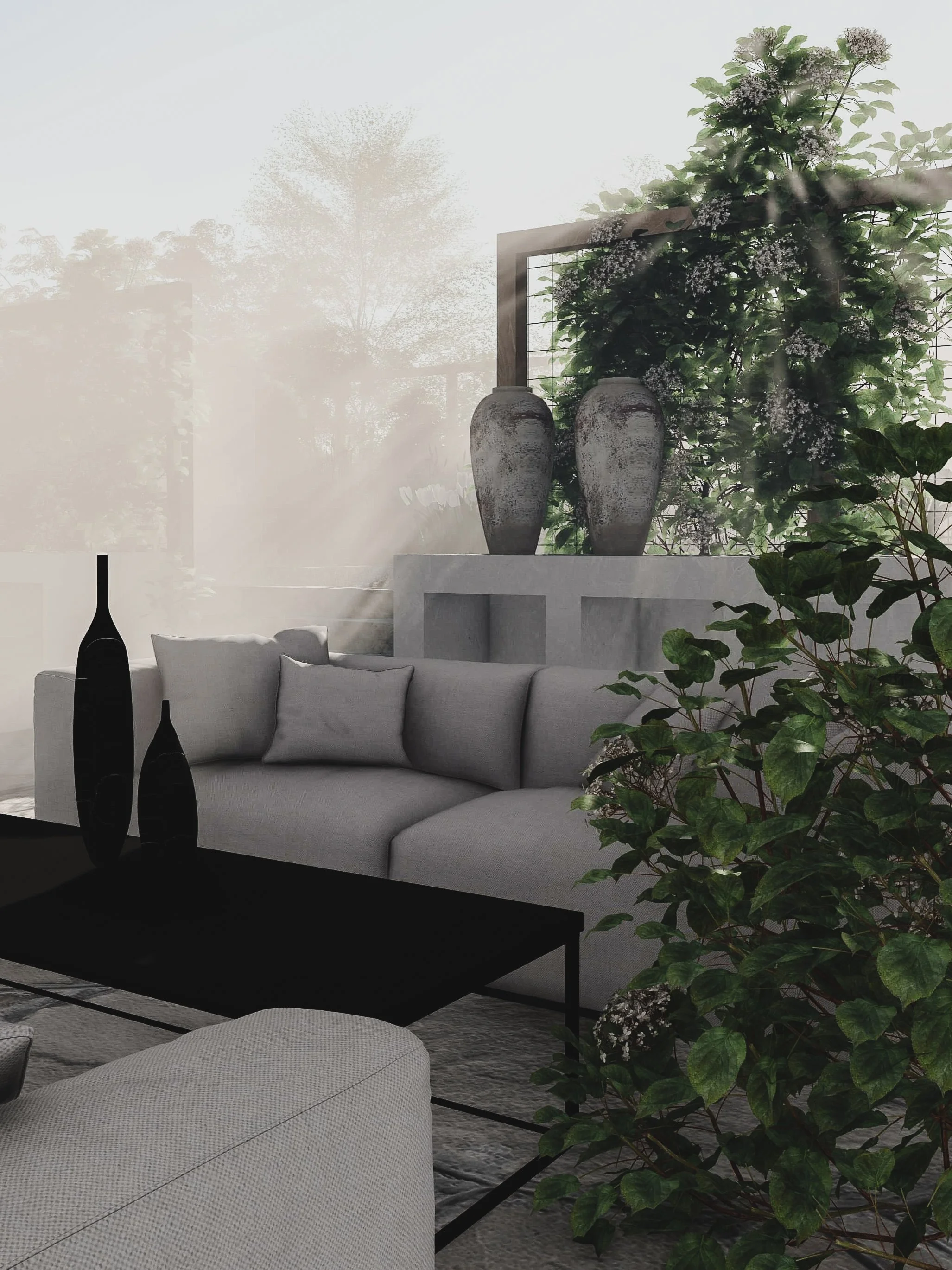 Et moderne stueområde med sofa, bord og dekorative vaser, omgitt av grønne planter og et stort vindu med utsikt til uteområdet.