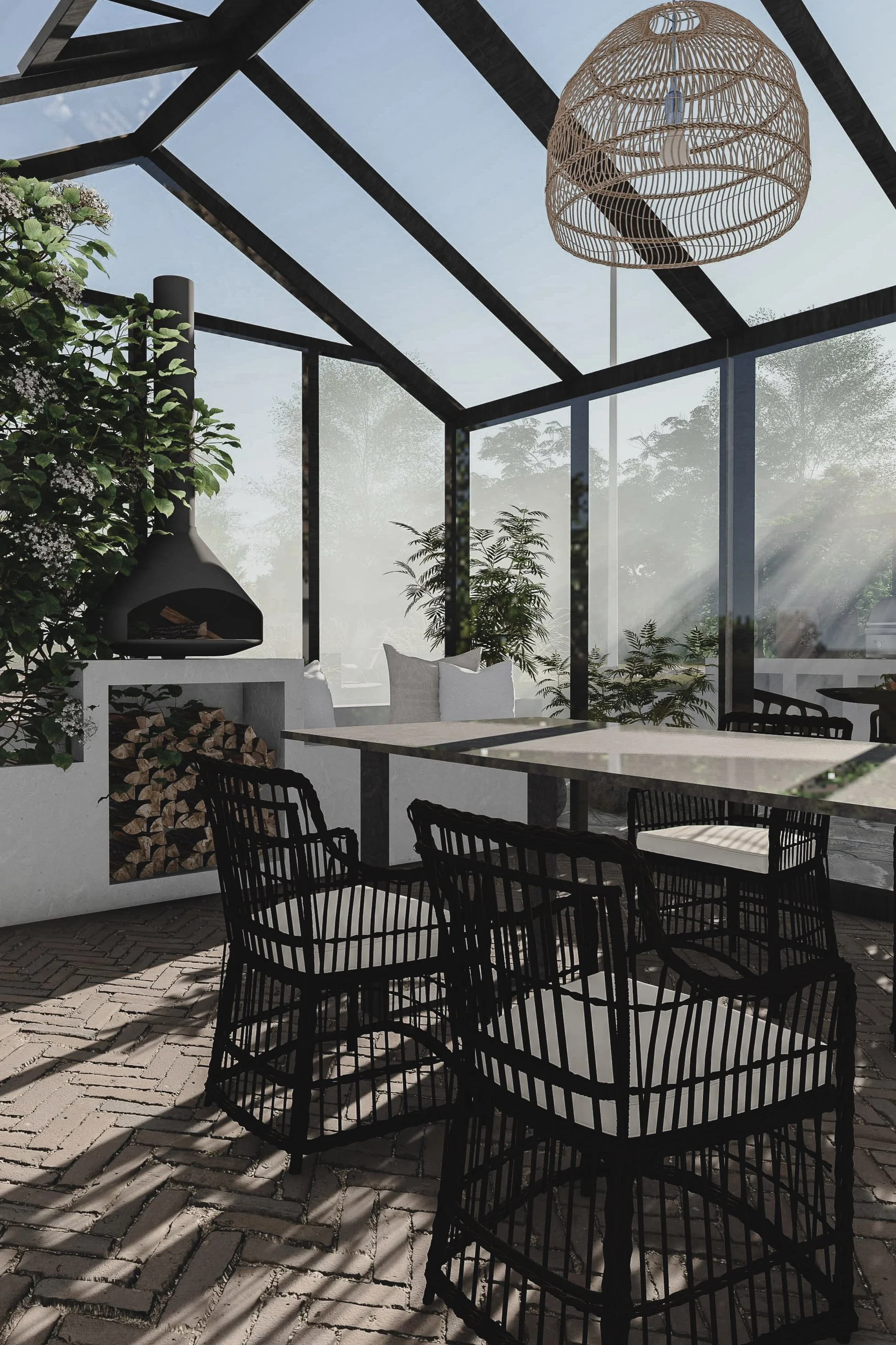 Innendørs spiseområde med svarte seulementstoler rundt et hvitt bord, store vinduer og en utepeis med oppbevaring av ved, dekorert med grønne planter og en taklampe i woven-design.