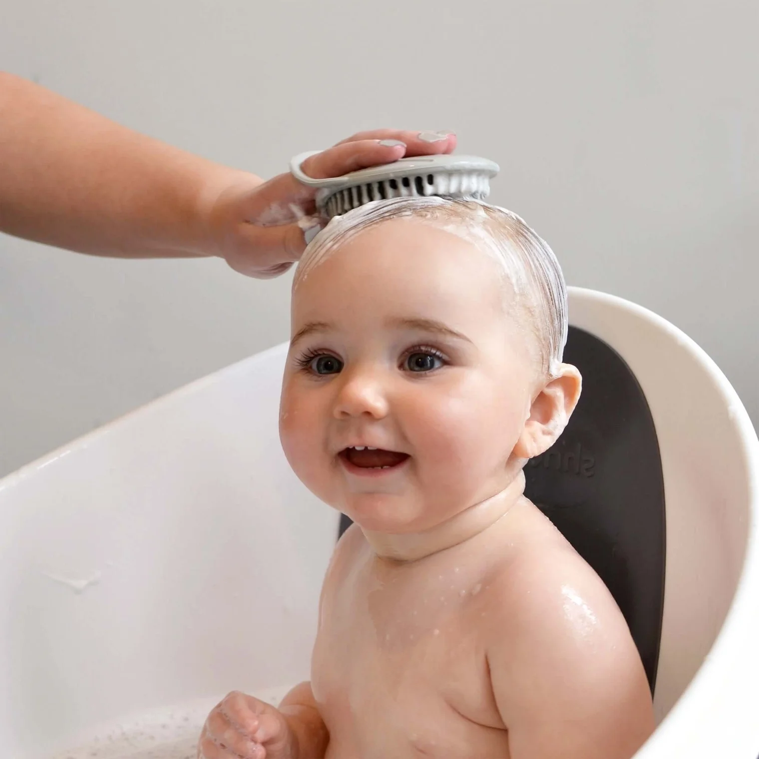 schnuggle cradle cap brush 2.webp