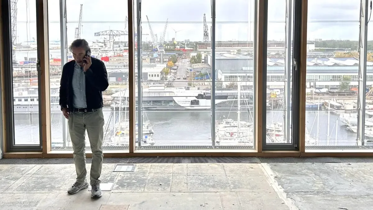 Een man die werkt in een industrieel kantoor