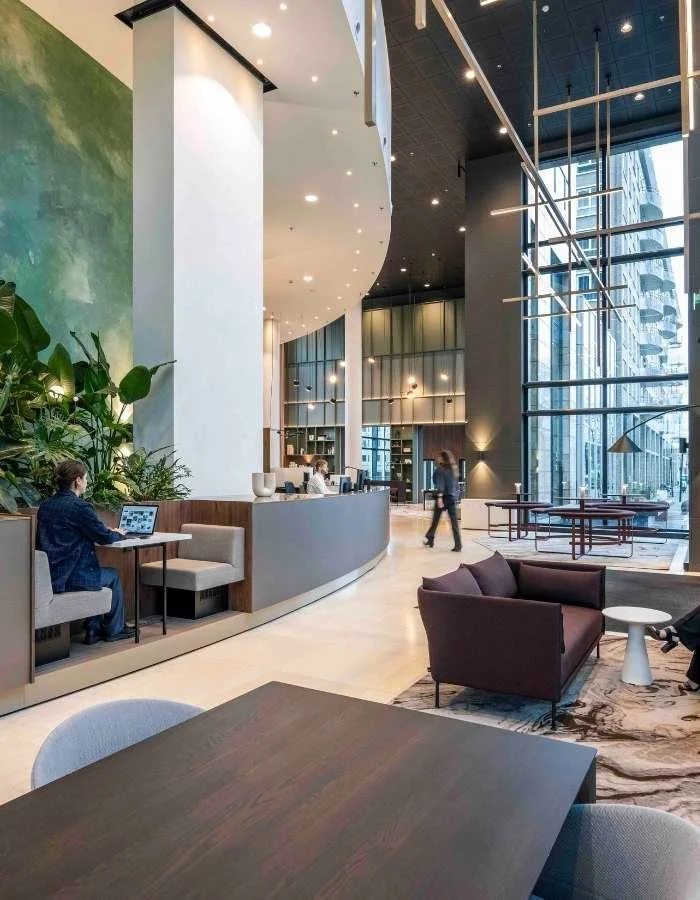 Interieurarchitecten die gebruik maken een werkomgeving