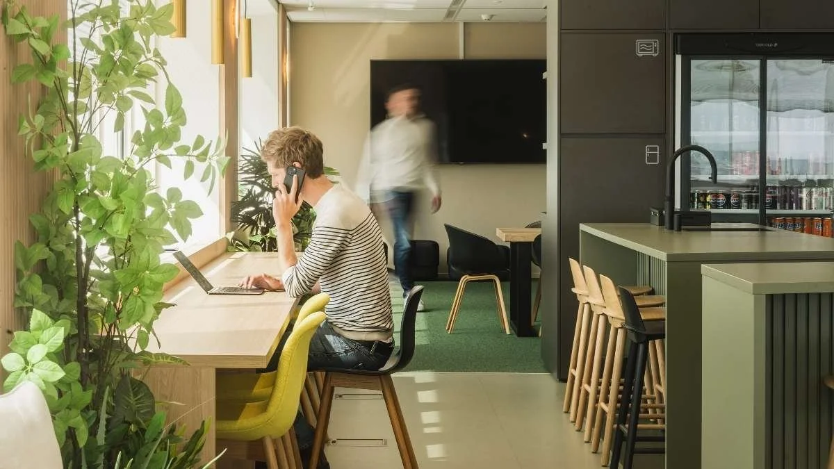 Kantoorinrichting trends in 2026: waarom je werkomgeving een strategische keuze is