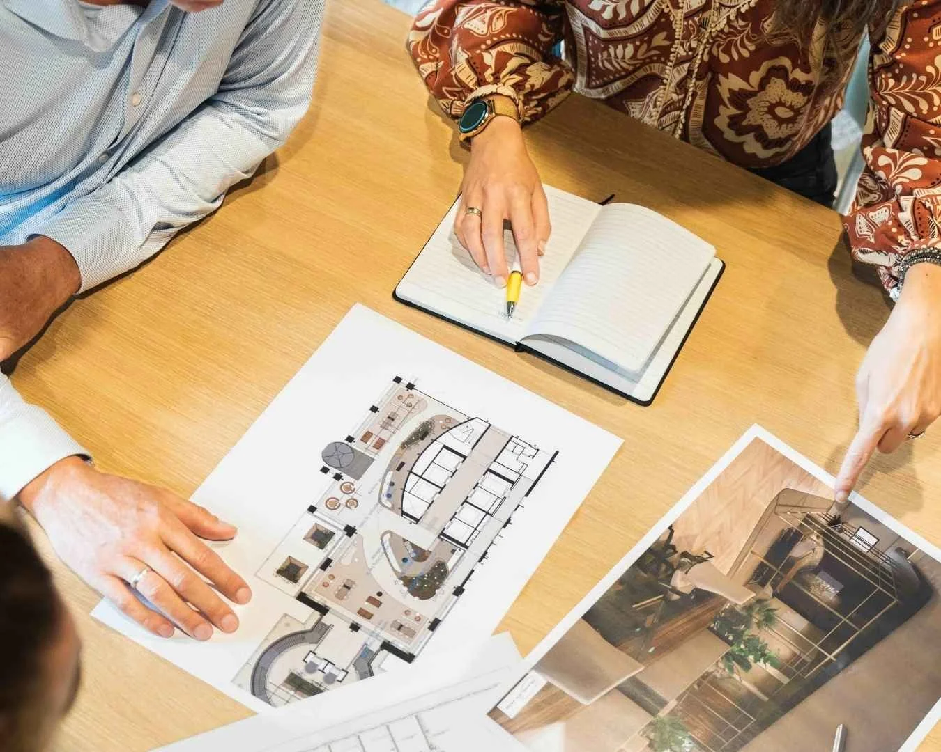 Een interieurachitect die een kantoorontwerp
