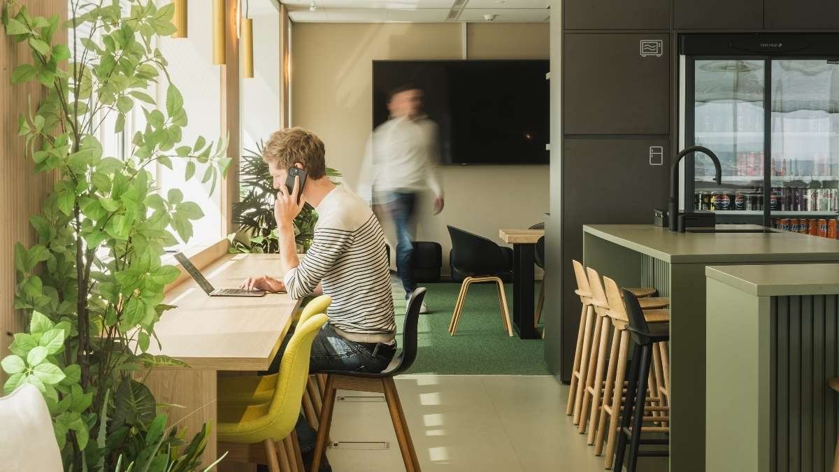 Een kantoortrends in 2026 is dat mensen meer betrokken zijn op kantoor