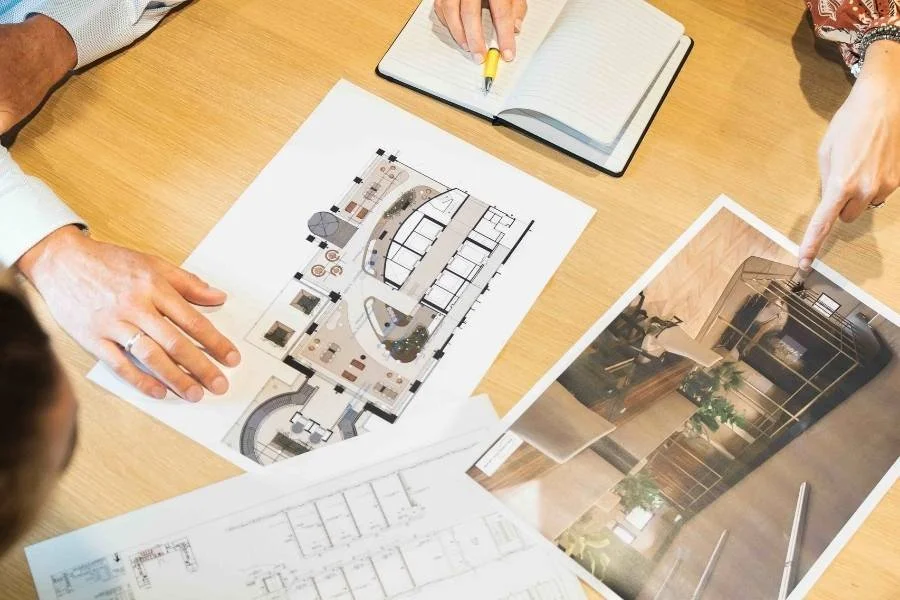kantoor architecten die een ontwerp aan het bespreken zijn