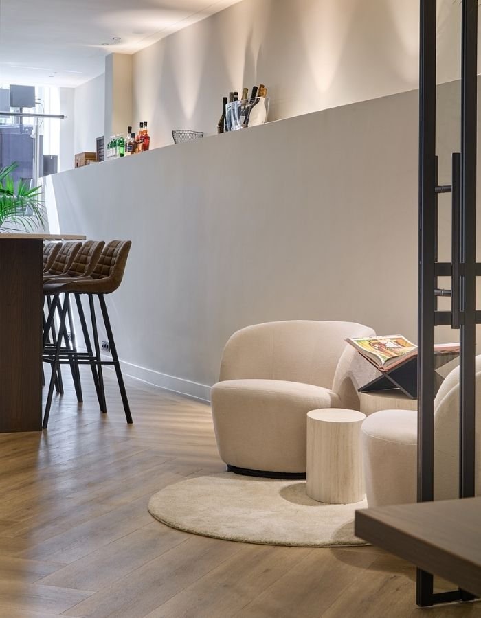 Meubilair voor kantoor wordt intensiever gebruikt. Daarom moet de kwaliteit van de materialen beter zijn dan normaal meubilair.