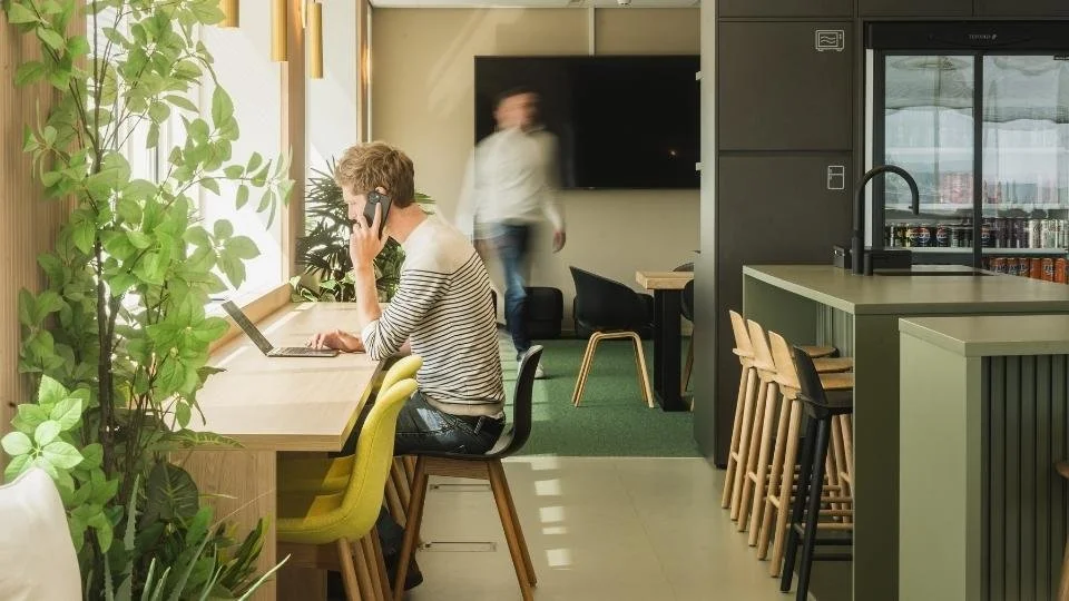 Twee mannen die gebruikmaken van een hybride kantoor.