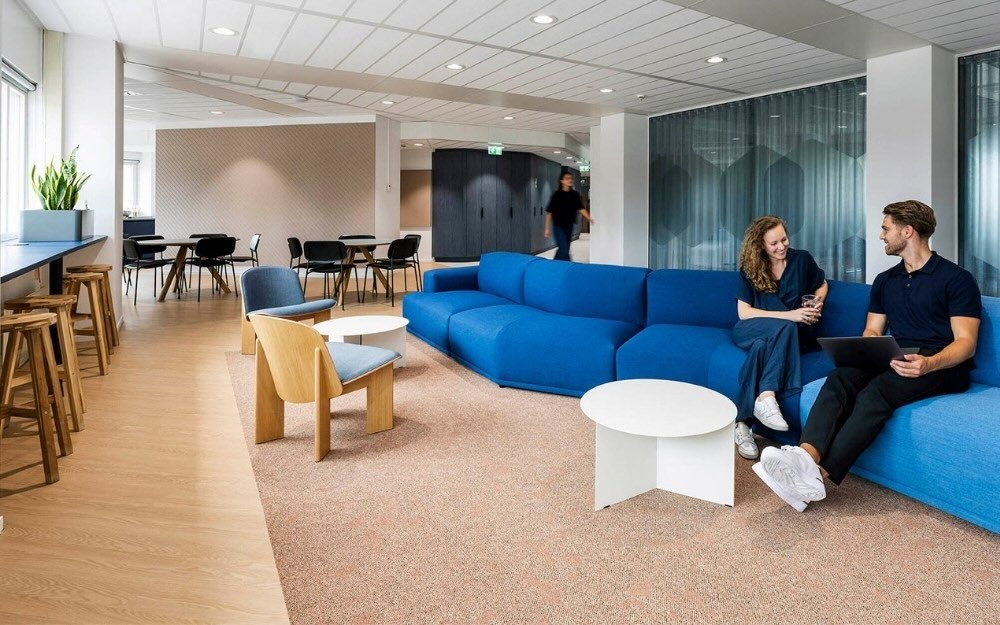 een man en vrouw zitten in het nieuwe kantoor van Sogelink