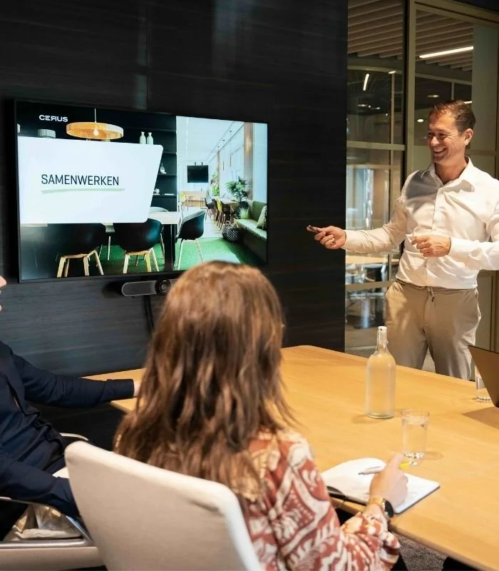 een presenterende man