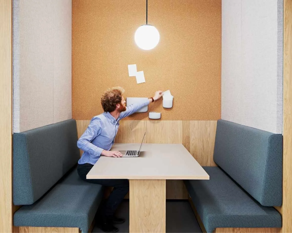 Een man die interieur advies geeft op kantoor