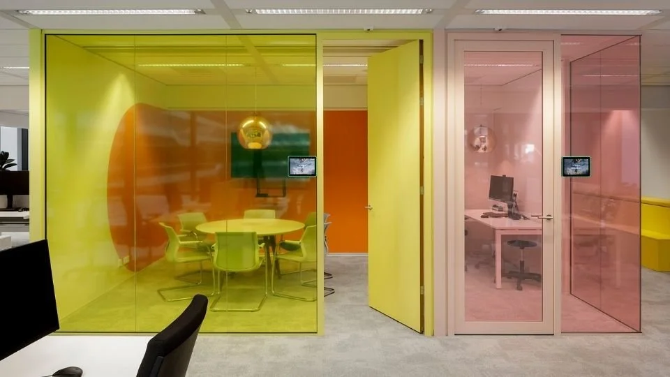 Professionele kantoorinrichting die plek biedt voor zowel samenwerken als individueel werk