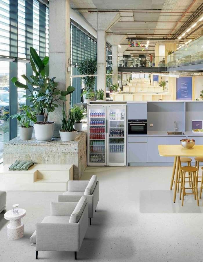 Moderne projectinrichting van een werkomgeving trekt medefwerkers naar kantoor