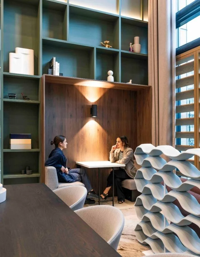 Twee kantoor architecten die in een bespreking zitten