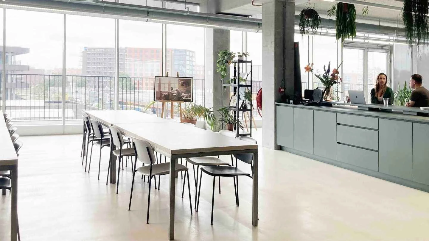 Twee mensen hebben een meeting in een industriële kantooromgving