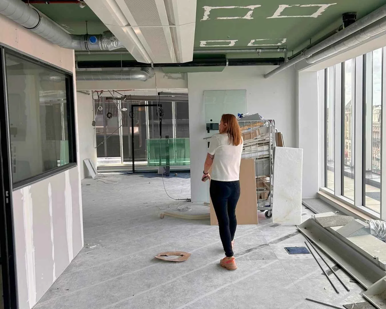 Een projectmanager die een kantoorontwerp realiseert.