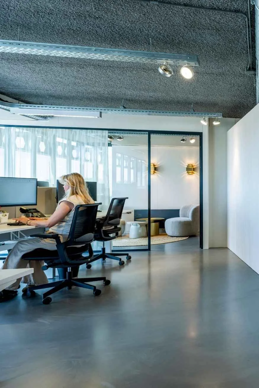 Wat een kantoor in 2026 moet bieden is een sterke mix aan zones voor overleg, maar ook voor focus.