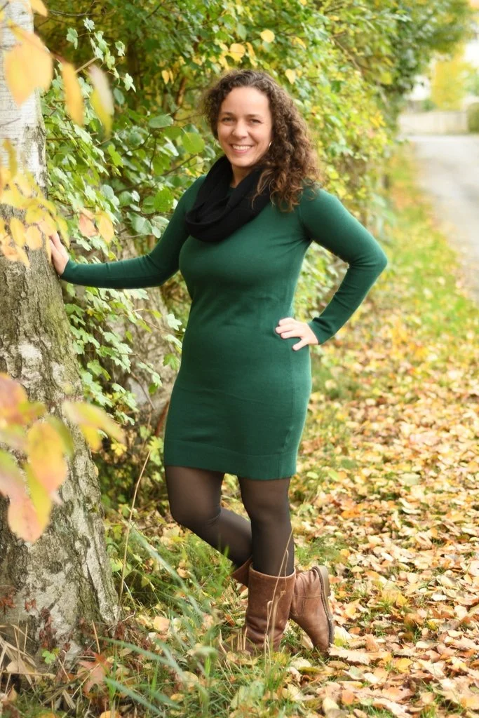 Die freie Rednerin und freie Theologin Claudia Schubert steht im Herbstwald