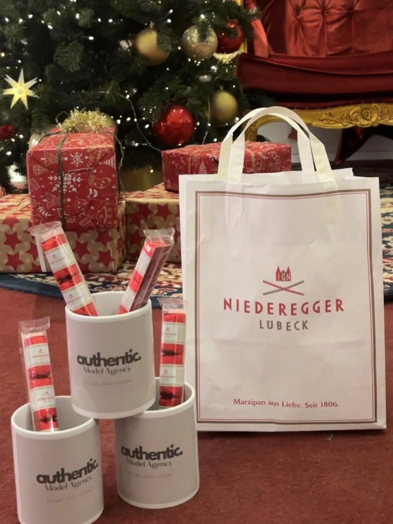 Die Agentur m&ouml;chte Danke sagen. 🎄✨🫶

Dieses Jahr gab es eine &Uuml;berraschungsverlosung, von der niemand wusste &ndash; eine kleine, festliche Aktion, die wir heimlich geplant hatten, um Danke zu sagen. F&uuml;r die weihnachtliche Verlosung w