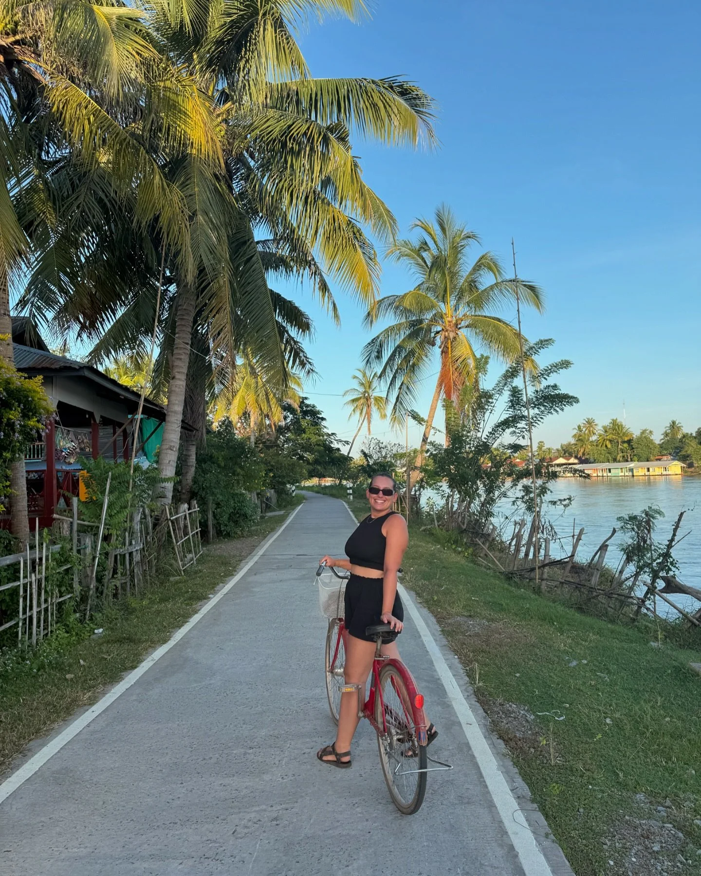 Q: The best thing to do in Don Det?
A: Absolutely ✨nothing✨

Started our trip in Laos with an extrmemely chilled 3 nights on Don Det island (part of the 4000 islands on the southern part of Laos). We rented bikes (for under $1 a day) visited waterfal