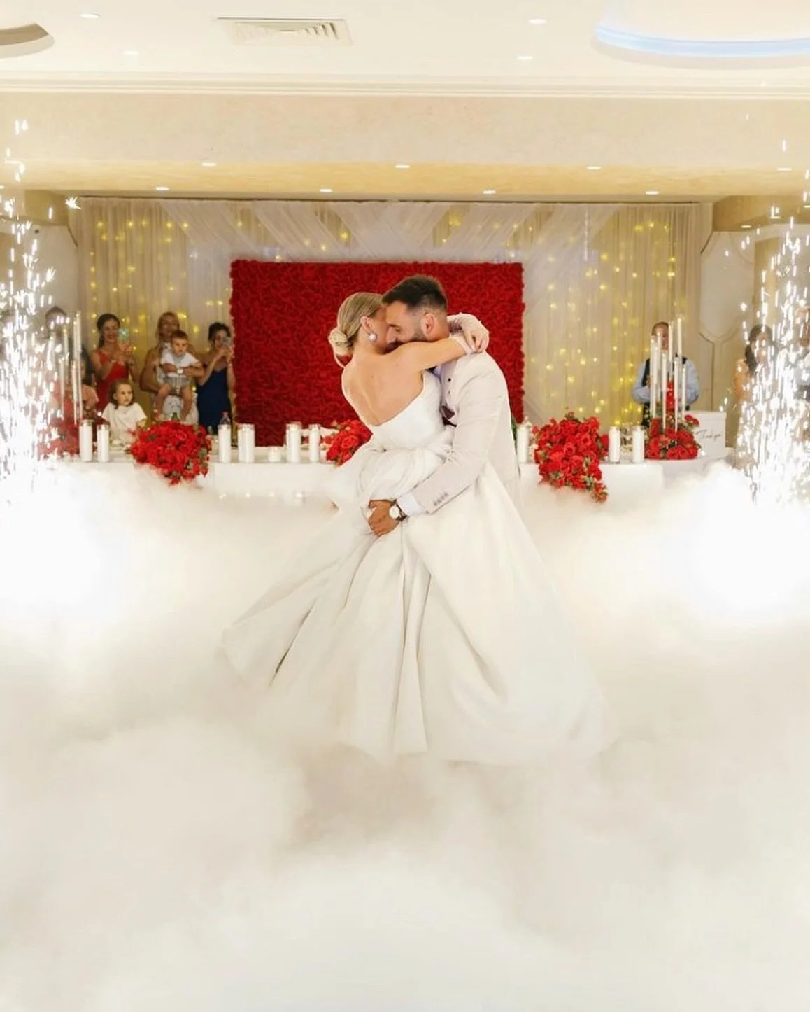 Where Memories Blossom ✨
 At @kristal_svecana_sala 💫

_______________

#cvetnizid #cvetnizidzaslikanje #dekoracijavencanja #vencanje #dekoracija #organizacijavencanja #crvenicvetnizid #rodjendan #pozadinazaslikanje #redroses #wedding #cvetnadekoraci