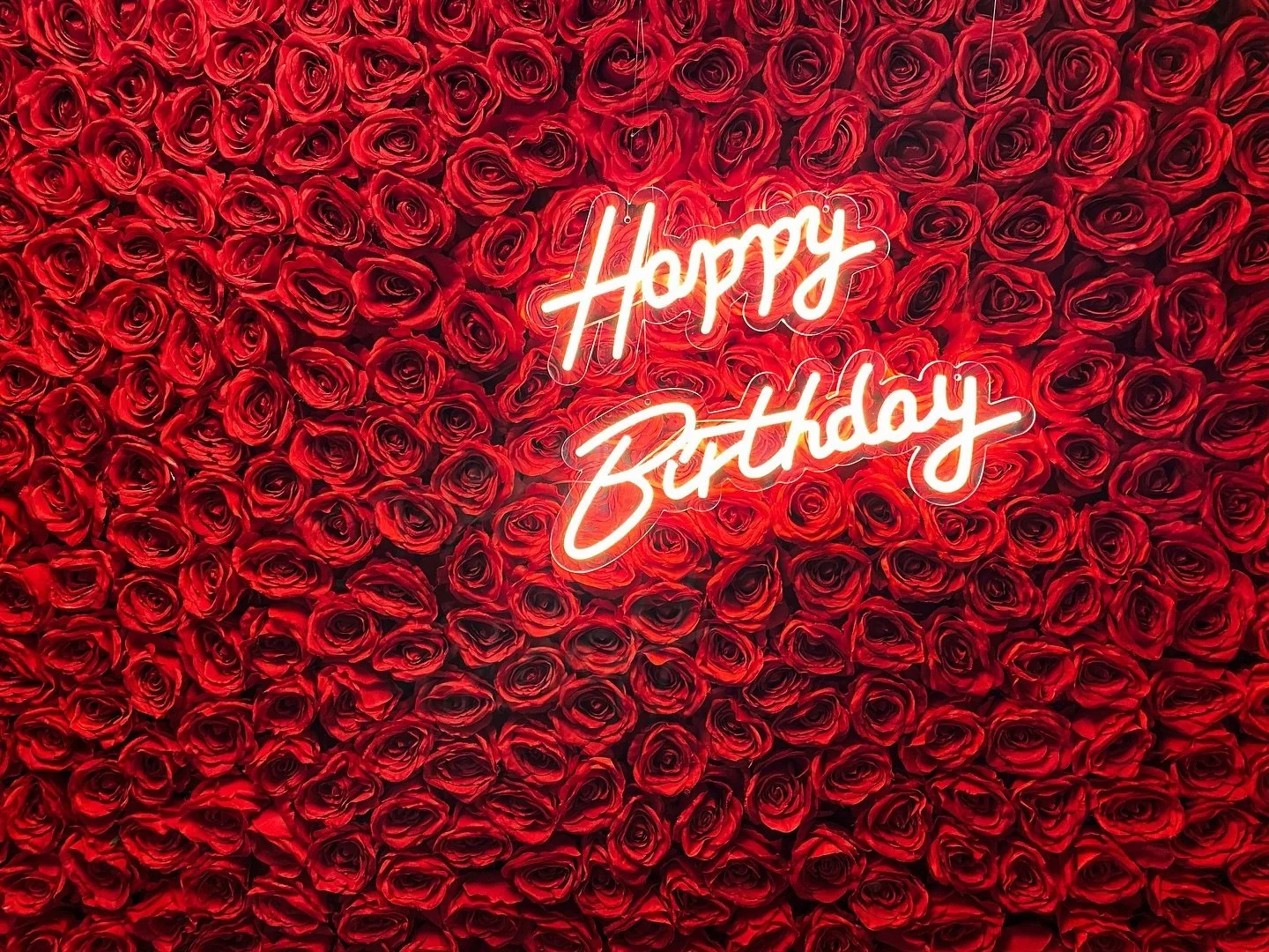 Rodendani su nam u punom sjaju! 🎉

Ulepsajte vas dan sa cvetnim zidom u
kombinaciji sa neonskim natpisom. ✨

🎂Roze, crvene i bele ruze 
💡Svetleci &ldquo;Happy Birthday&rdquo; natpis
🔢 Veliki svetledi brojevi &ldquo;18&rdquo;

Ograniceni termini -