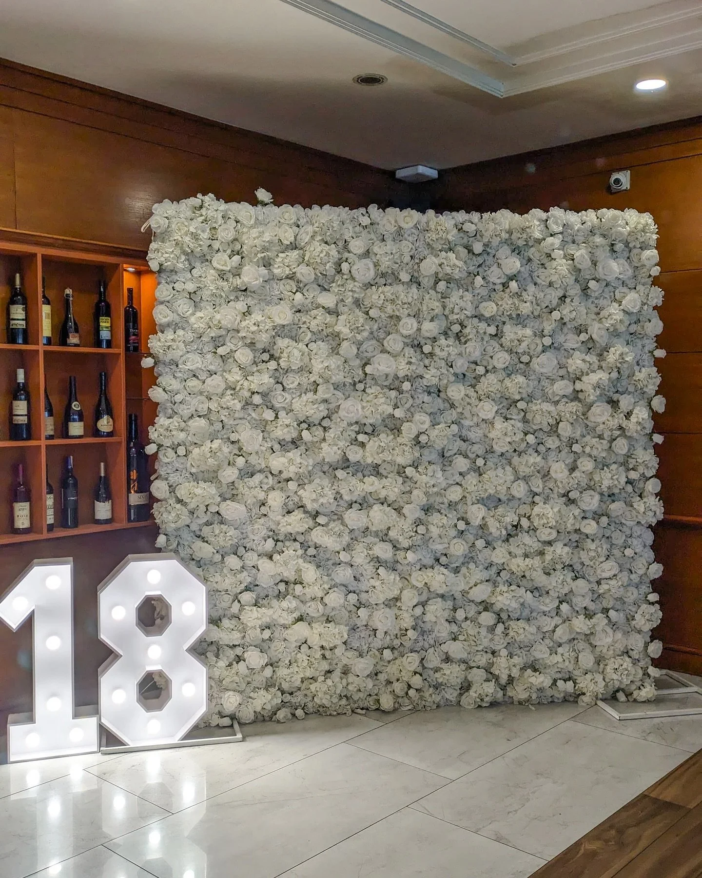 Proslavite punoletstvo u stilu! 

Cvetni zid sa neonskim natpisom za nezaboravnu atmosferu. Uključuje:

🌹 Rasko&scaron;ni zid od ruža 
💡 Neonski &ldquo;Happy Birthday&rdquo; natpis
🔢 Veliki svetleći broj &ldquo;18&rdquo;
Dimenzije zida 2.4m &scaro