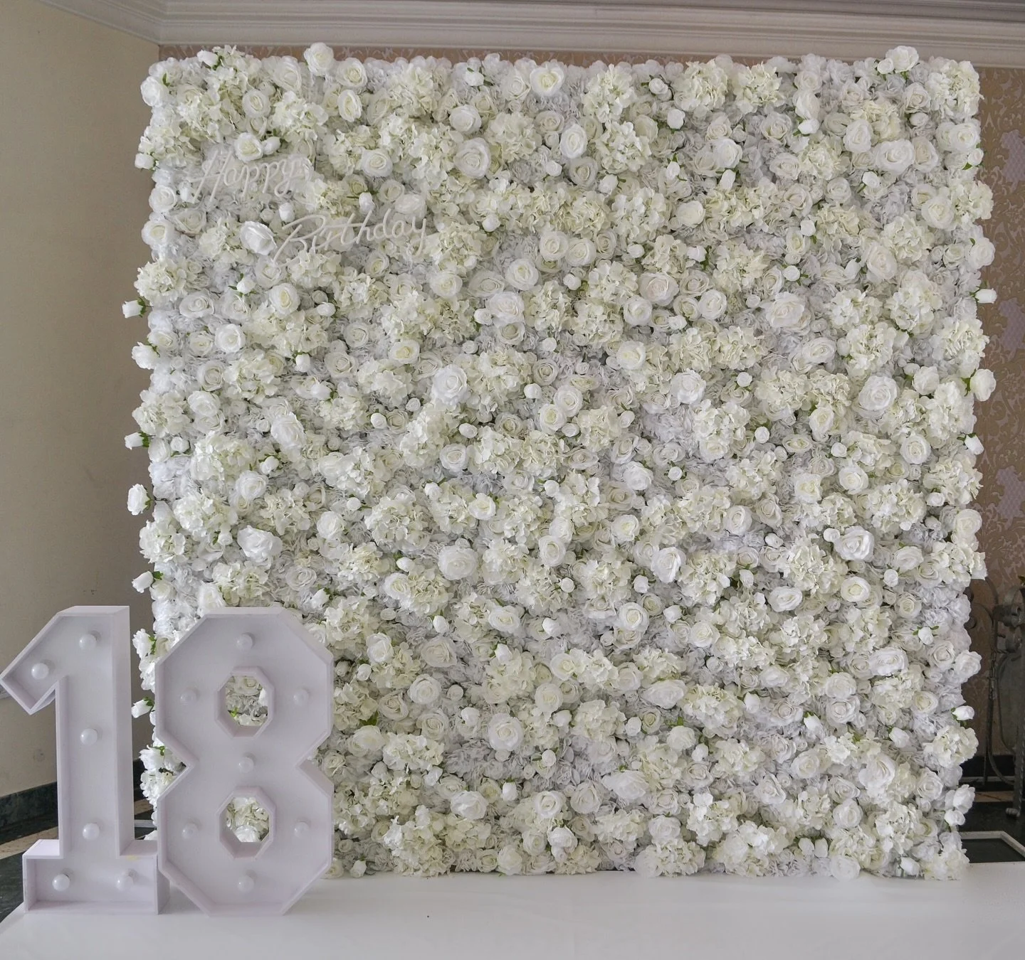 Spremni za najbolji photo session na va&scaron;em 18. rođendanu? 📸

U prestižnom ambijentu @klub.krstasice na&scaron; elegantni White Beige cveti zid stvarao je magičnu pozadinu za nezaboravne fotografije ✨

#luxuryevents #cvetnizid #dekoracijarodje