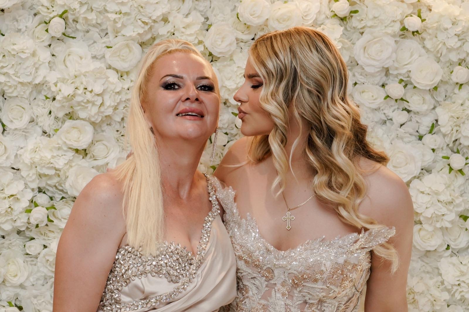 Elegantni flower wall za svečane proslave