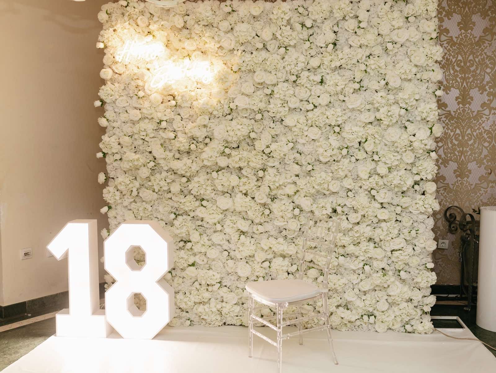 Luksuzni cvetni zid za 18. rođendan u Novom Sadu – glam dekoracija