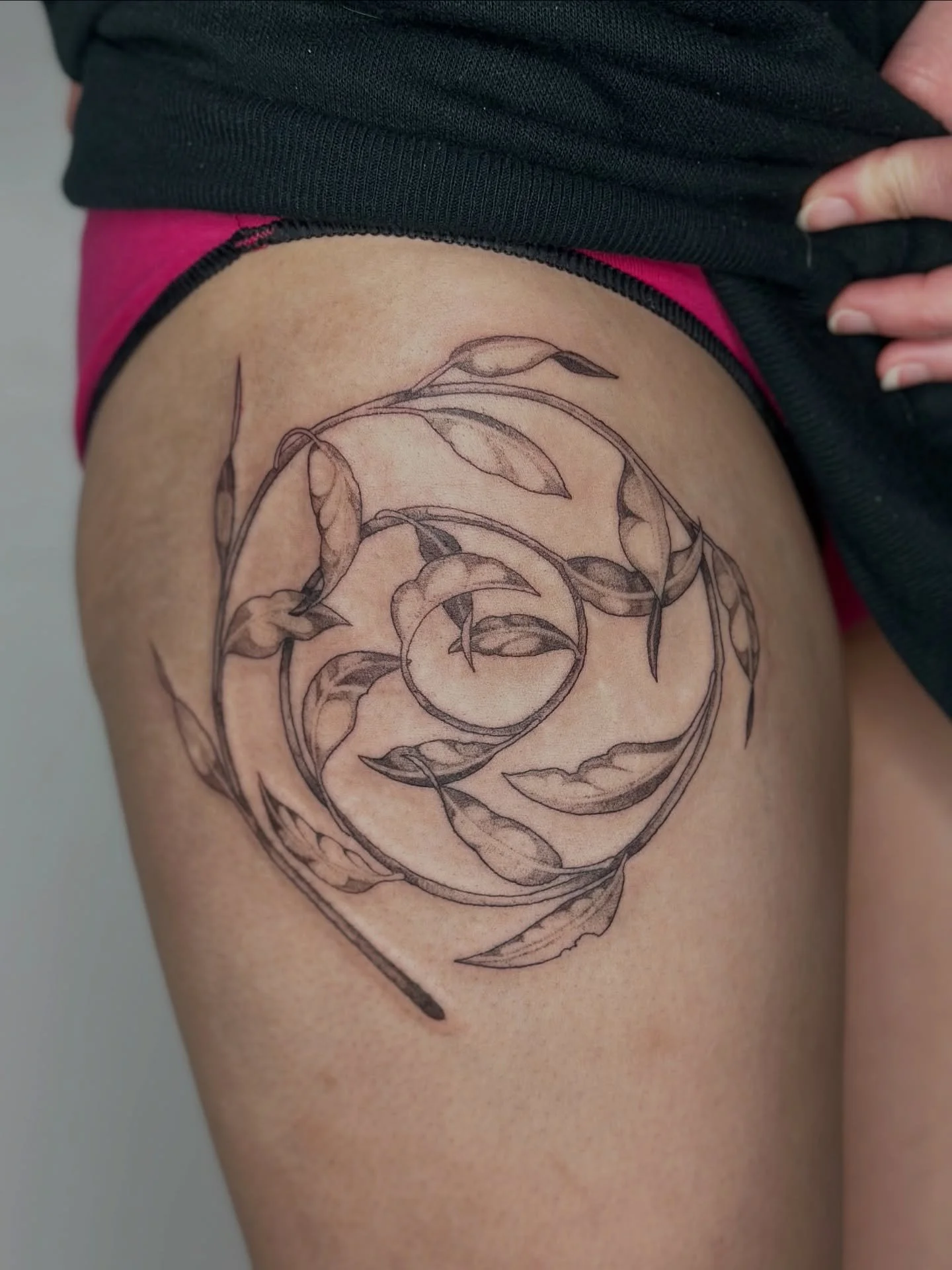 like this branch I too am spiraling

I absolutely loved creating this tattoo today with Emily 🌿 in the midst of everything (all the anxiety, fear, desperate hope n beautiful resistance of our times), tattooing is such a grounding place to return too