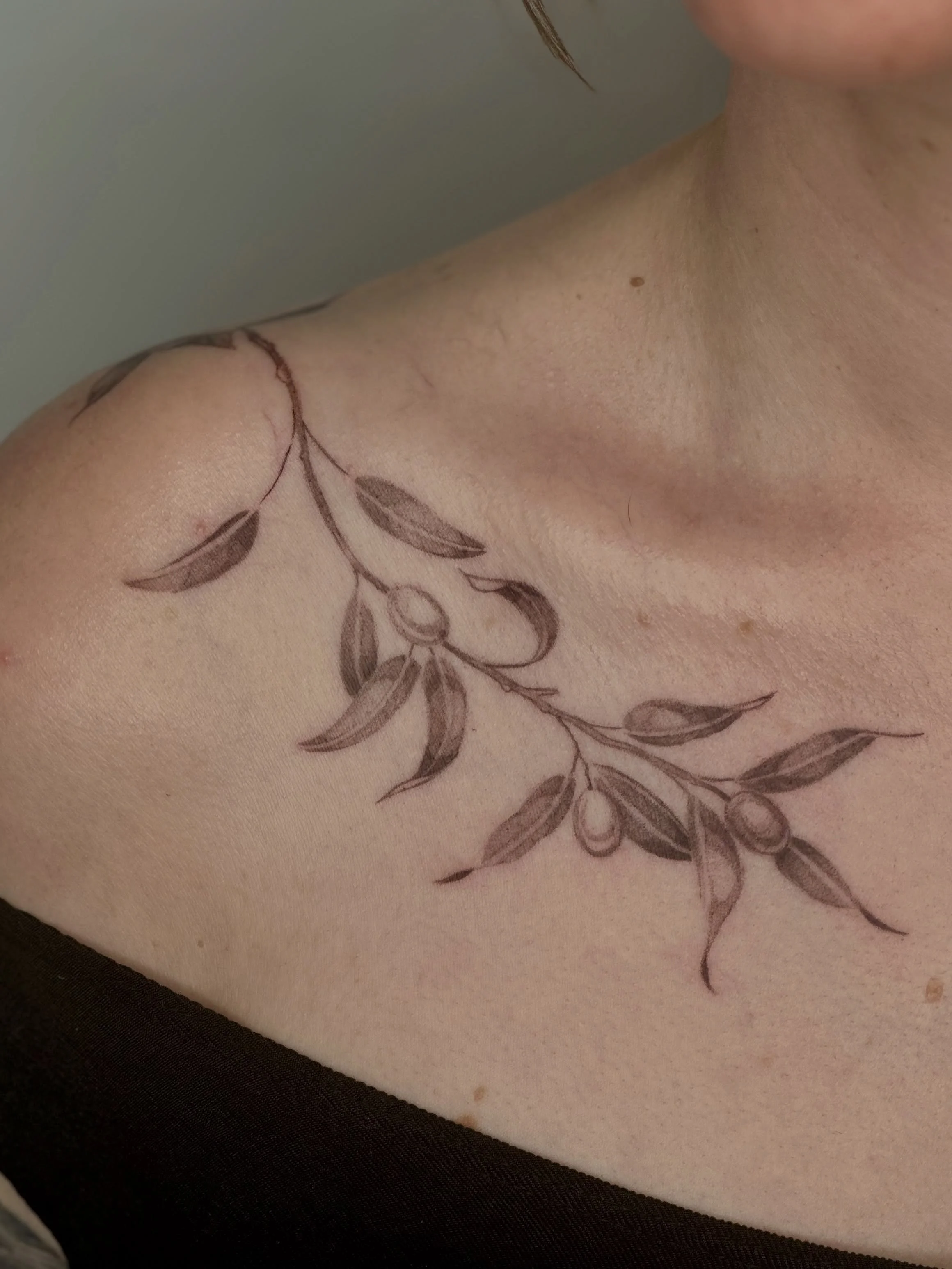 I felt incredibly grounded, honored, and in touch with life, creating these olive branches for Sara 💚 thank you so so much it was so beautiful to create with you and spend the day chatting about life and sharing stories 

it&rsquo;s such an honor to