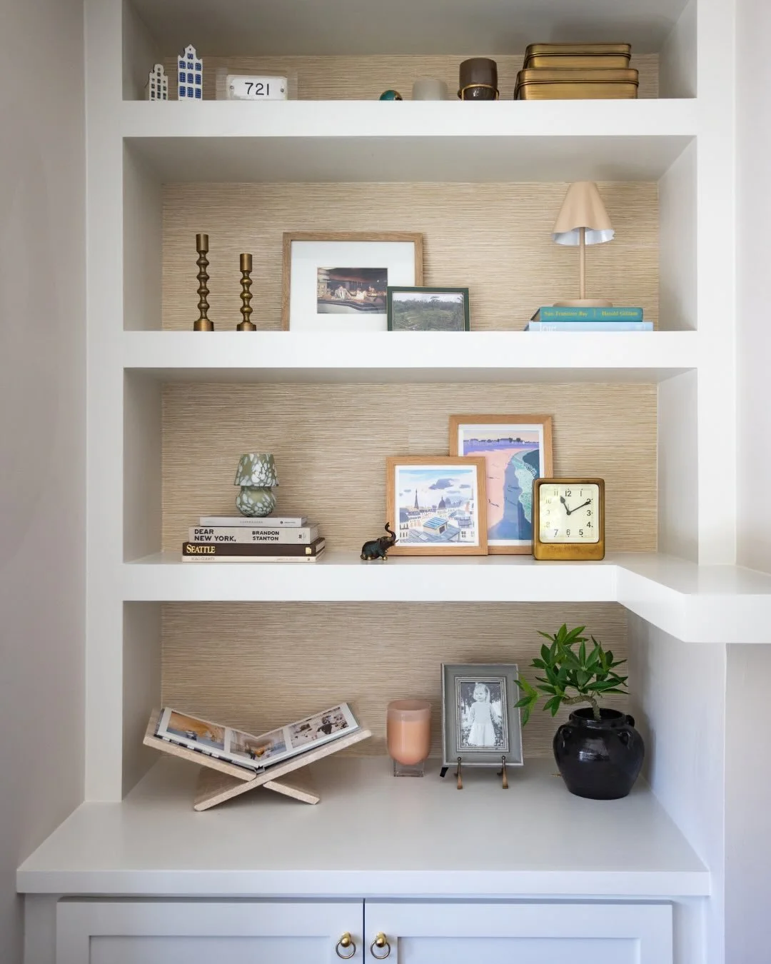 Sometimes the smallest update is the one that makes the whole room click.

We added this @York_Wallcoverings paper to the back of the existing built-ins for a little extra warmth, texture, and depth. It has the look and feel of grasscloth, but made s