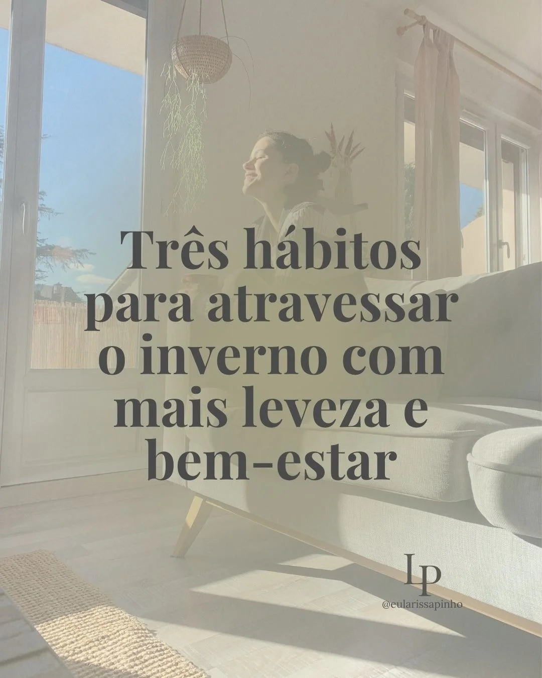 Quando os dias ficam mais curtos, o meu corpo sente.
N&atilde;o &eacute; apensar o clima que muda, o nosso ritmo tamb&eacute;m. Percebemos uma energia diferente, mais silenciosa e isso impacta na nossa sa&uacute;de mental.

Mas podemos incluir pequen