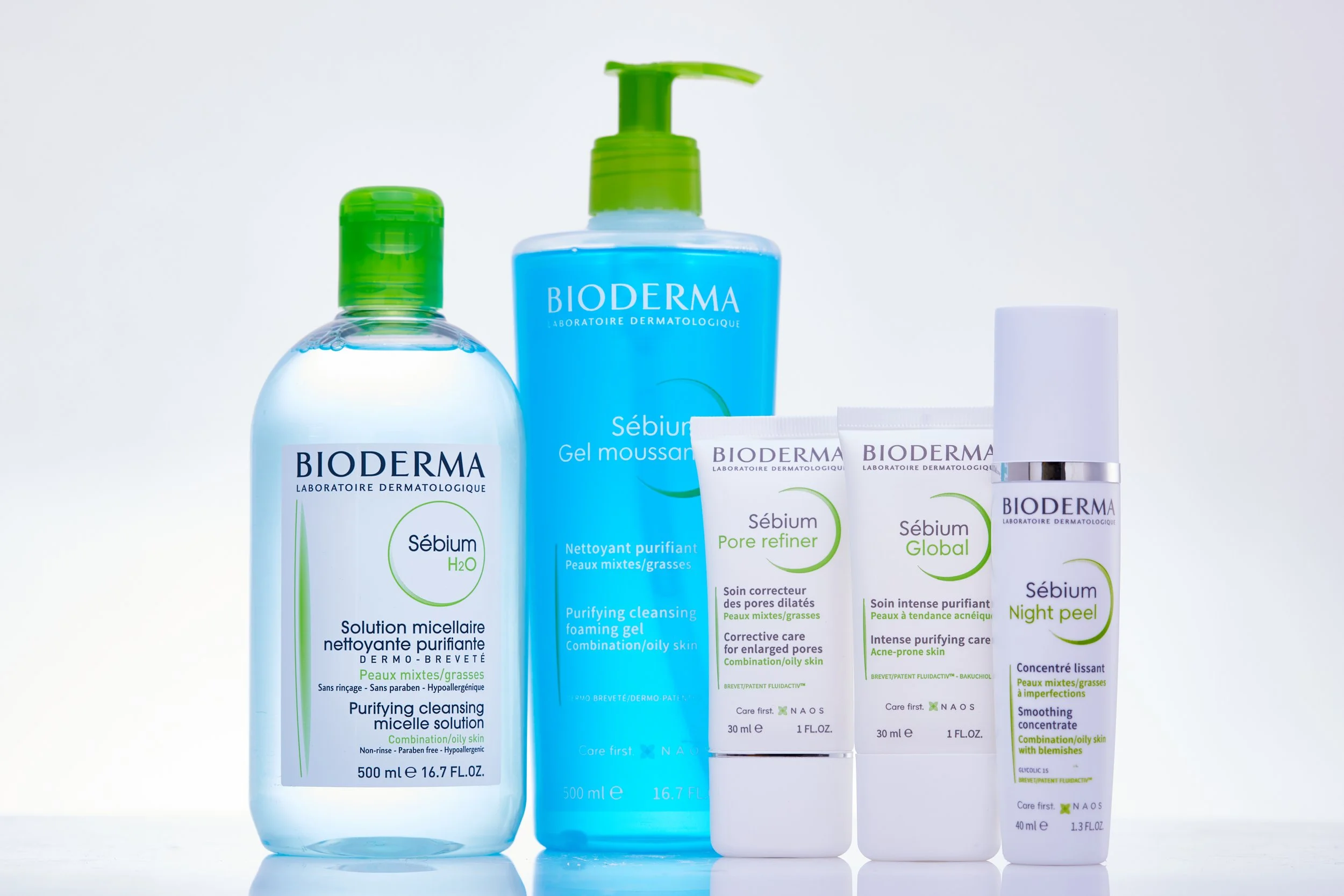 Produtos de cuidados faciais da marca Bioderma, incluindo solução micelar purificante, gel espumante limpo purificante, sérum pore refiner, sérum global, e sérum Night peel, todos indicados para peles mistas a oleosas.