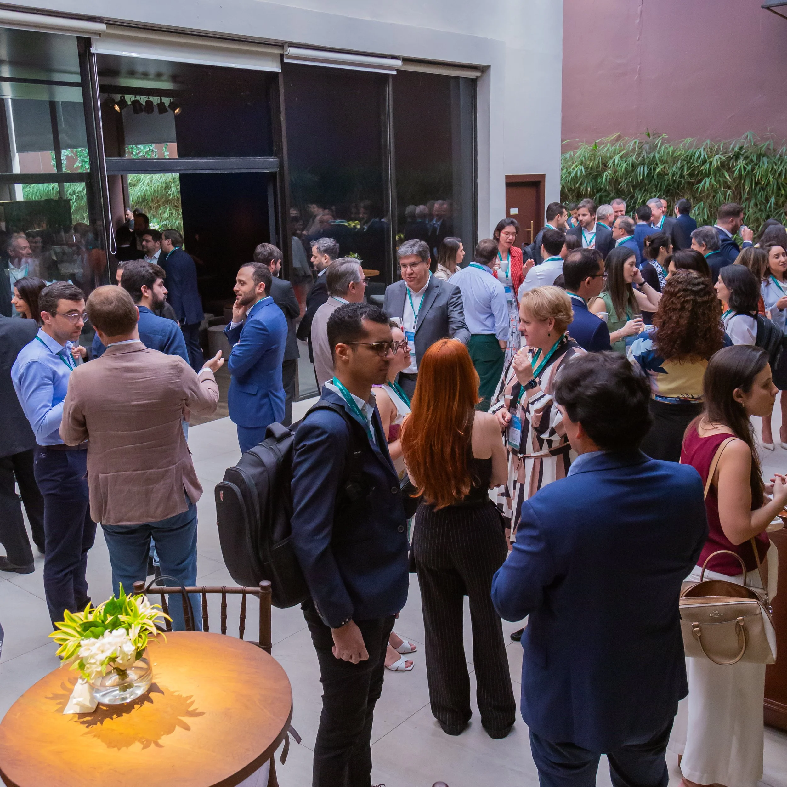 Reunião social de pessoas em um ambiente interno, muitas conversando e trocando ideias.