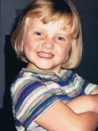 This is who shows up and captures your wedding day btw! 👏 Honestly, with that power pose, I&rsquo;d trust her with my life.