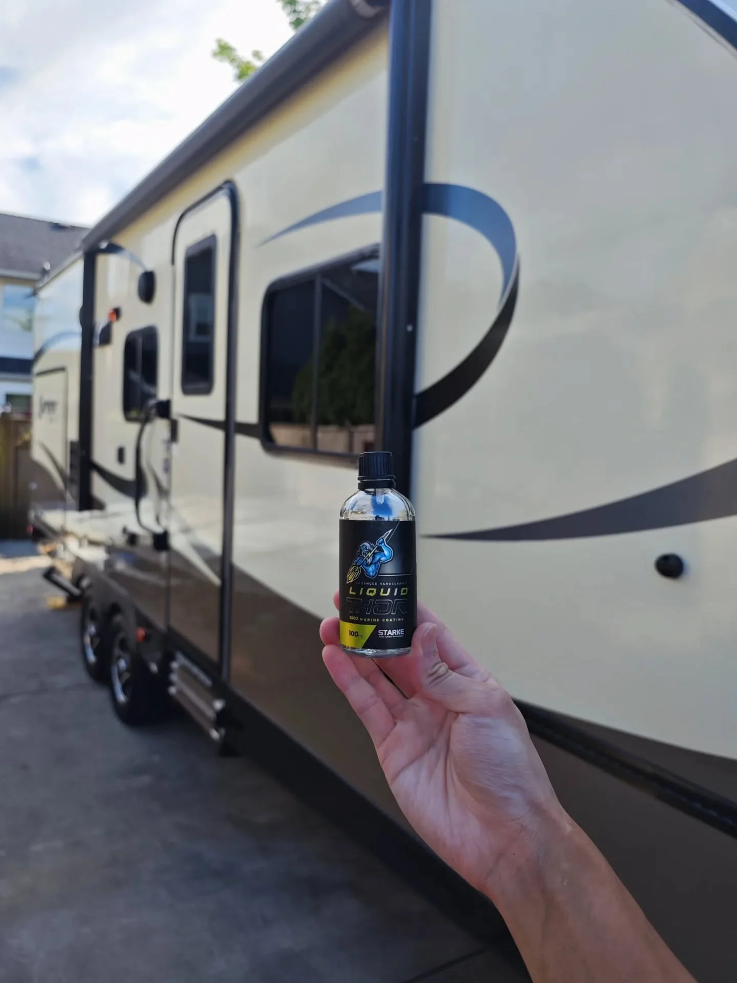 ✨RV Polish &amp; Ceramic Coating ✨
Restore and protect your investment with our professional RV polish and ceramic coating service. Our polish removes oxidation and enhances shine, while the ceramic coating provides long term protection against UV ra